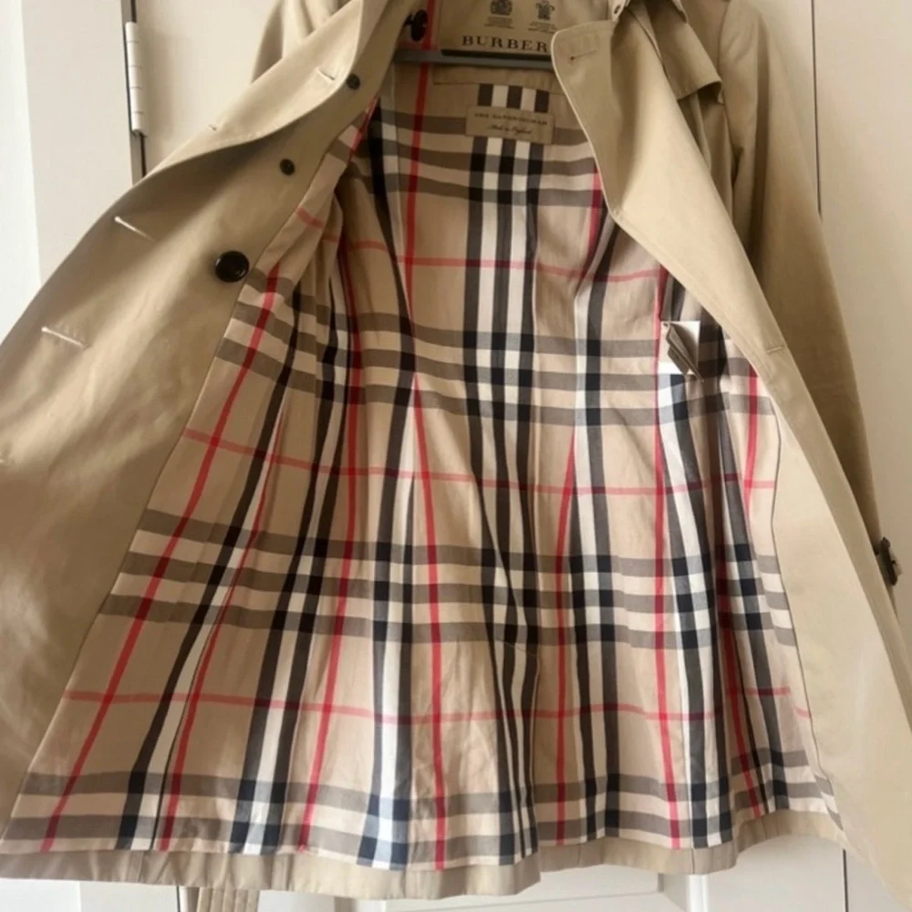 Burberry Beige Double-Breasted Trench Coat with Belt - Picture 2 of 11